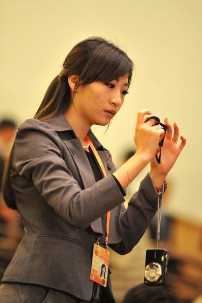 2010两会:美女记者看过来[组图-生活频道-金融界