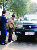 驾车撞了自家人