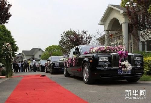 而是出现在温州街头的豪华婚车队