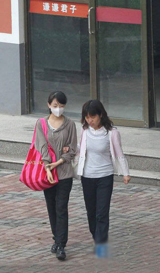 组图:周冬雨高考排场大 名牌傍身专车接送