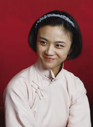 <em>汤唯红裙</em>亮丽代言+回应被删戏:片长需要-财经