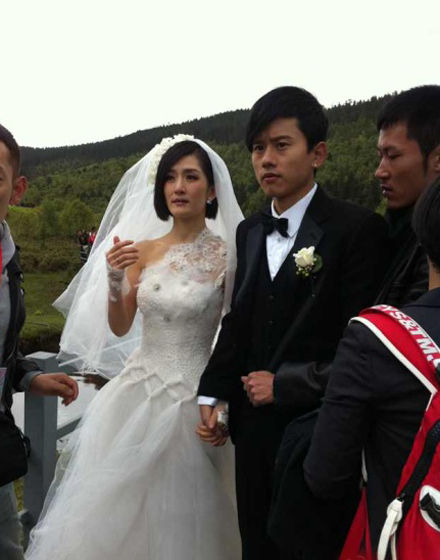 谢娜短发披嫁衣+婚礼造型优雅大气-财经频道-金