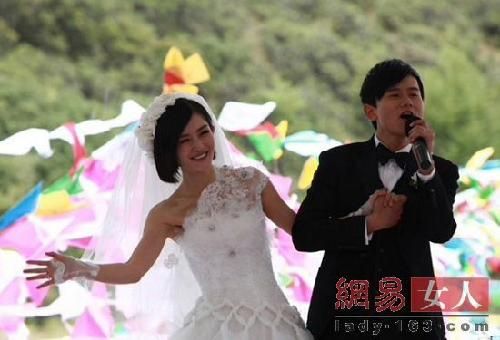 <em>谢娜短发</em>披嫁衣+婚礼造型优雅大气-财经频道-