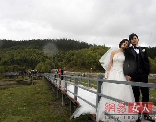 <em>谢娜短发</em>披嫁衣 婚礼造型优雅大气-财经频道-金
