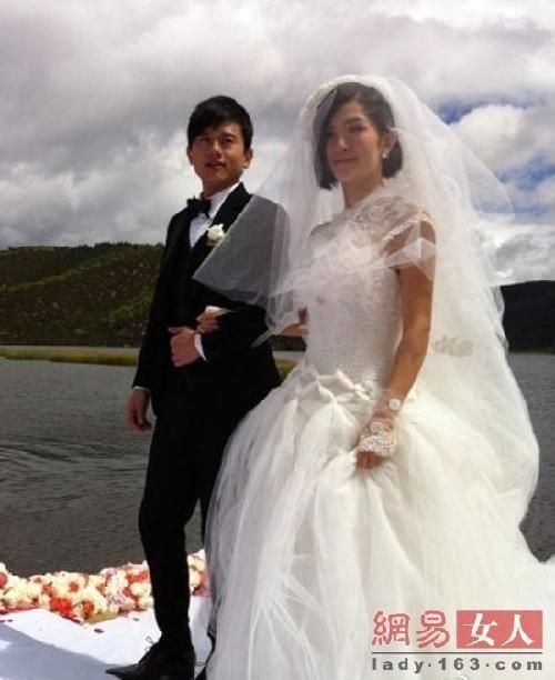 <em>谢娜短发</em>披嫁衣+婚礼造型优雅大气-财经频道-