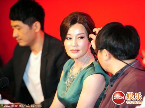 <em>刘晓庆</em>最新嫩照网友疯传 疑似<em>没穿内裤</em>引热议