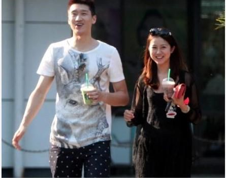 孙悦牵透视装高挑女友外出 衣着性感露白色ba