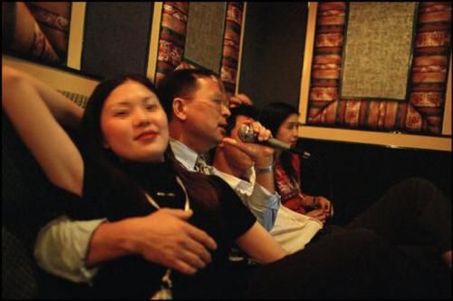 一名摄影师走访浙江,广东,北京,香港4地,拍摄下了ktv陪唱女的工作状态