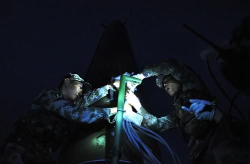 二炮部队进行移动式战略导弹发射|图组