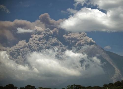 危地马拉火山喷发万人撤离