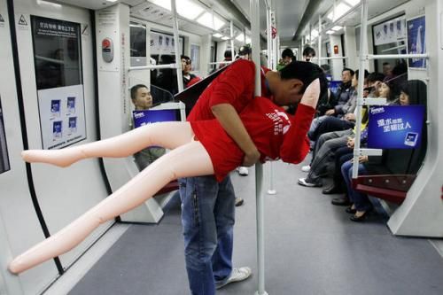 上海地铁女僵尸图片