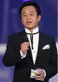 央视最穷主持人王冠_央视最穷主持人收入(2)