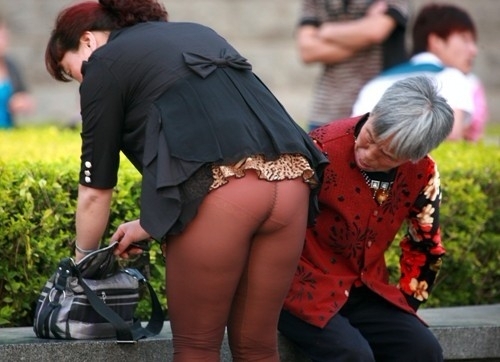 不穿裤子随地大小便(图)