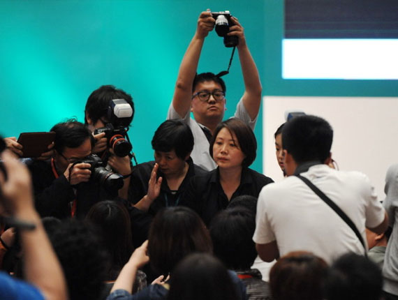 农夫山泉开新闻发布会遭京华时报记者砸场子