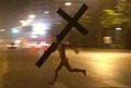 北京男子扛十字架裸奔街头