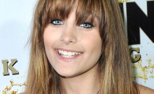 曝<em>迈克尔杰克逊</em>15岁<em>女儿</em>割腕自杀 其生母接受