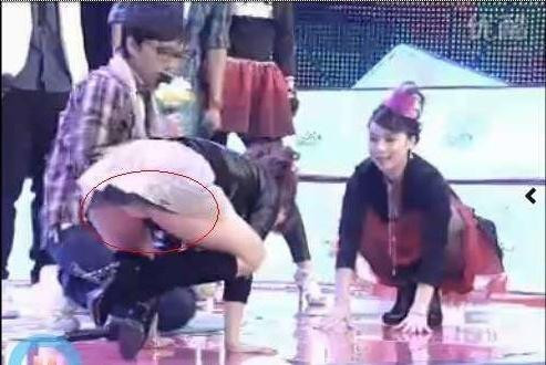 女星方志友脱落上衣胸部全露