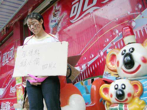 名背小孩的<em>中年妇女</em>