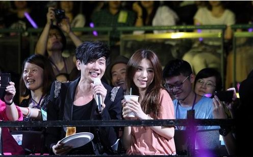 林俊杰演唱会大胆示爱hebe 蔡依林不忙一边撮
