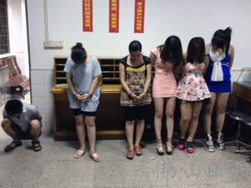佛山扫黄现场 卖淫女交易时当场被抓[组图]