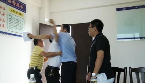 爆粗口被停职当面道歉 背后究竟掩盖着什么(组