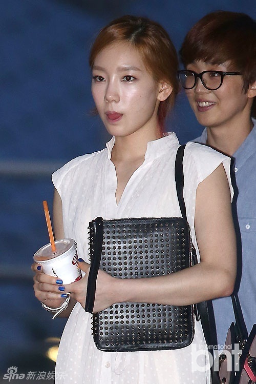 <em>少女时代</em>泰妍<em>Tiffany</em>机场照性感优雅(组图)-科技