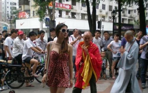 五台山僧人群殴女游客图片
