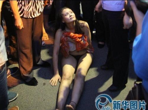 警察当街抬半婐女图片