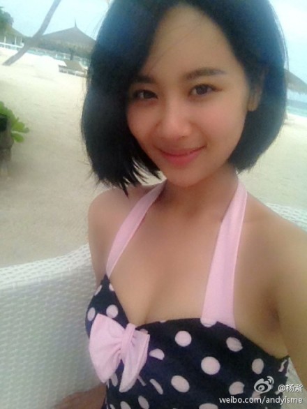 杨紫晒泳装照 <em>乳沟</em>隐现深深<em>事业线</em>【组图】-