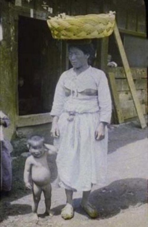 组图:从露乳装到小短裙 看朝鲜服饰的世纪变化(组图)