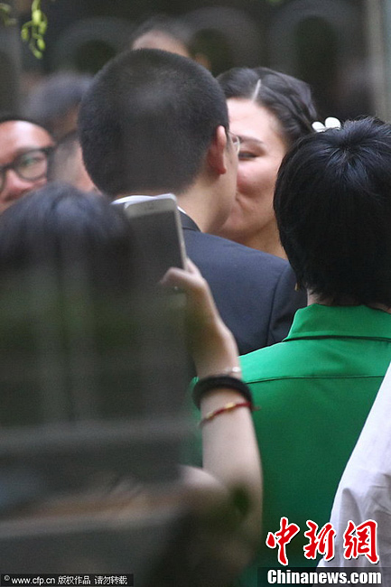 <em>王朔女儿</em>结婚 冯小刚等大腕捧场【组图】-理财