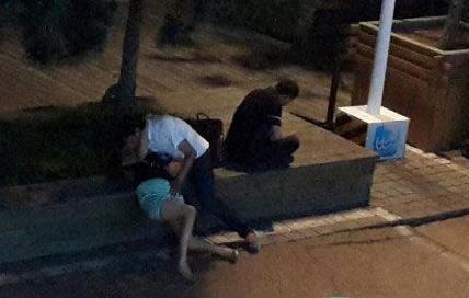 青岛醉酒女子被猥亵视频系误传 称在搀扶(组图)-