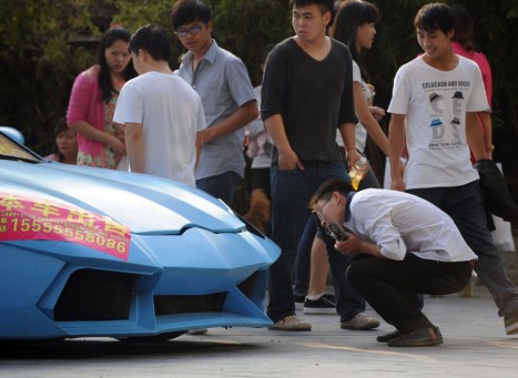 重庆山寨兰博基尼街头被拖走 2千元改造旧车卖