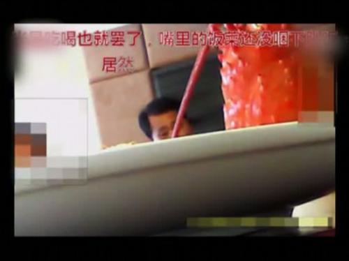 官员边吃龙虾边骂老百姓视频曝光被免职(图)