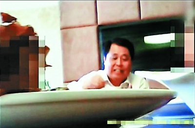官员边吃龙虾边骂老百姓视频曝光被免职(图)