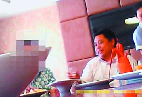 官员边吃龙虾边骂老百姓视频曝光被免职(图)