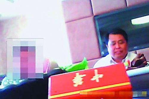 官员边吃龙虾边骂老百姓给脸不要脸