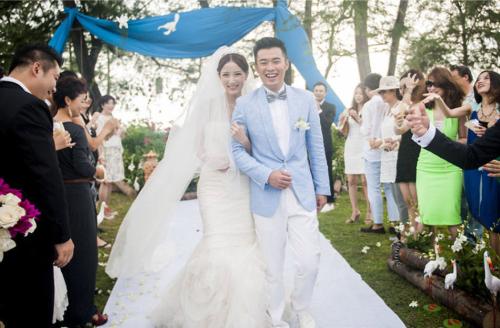 爱情公寓陈赫普吉岛大婚与新娘深情拥吻落泪[高