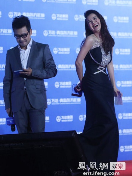 青岛万达东方影都巨星大腕上演红毯秀网友:土