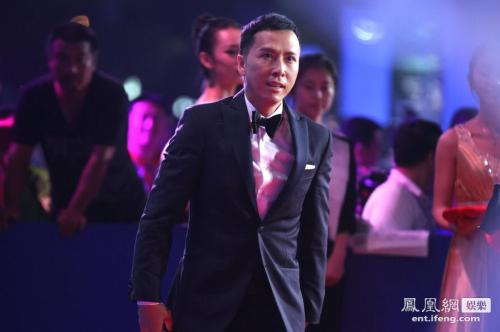 青岛万达东方影都巨星大腕上演红毯秀