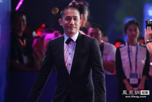 青岛万达东方影都巨星大腕上演红毯秀 网友:土