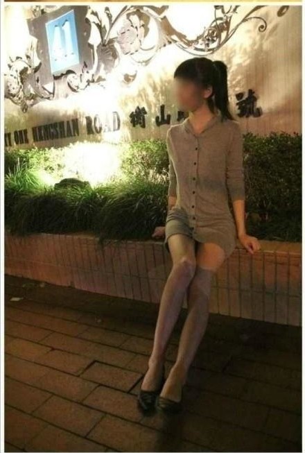 上海闹市女子裸拍张开大腿无视路人