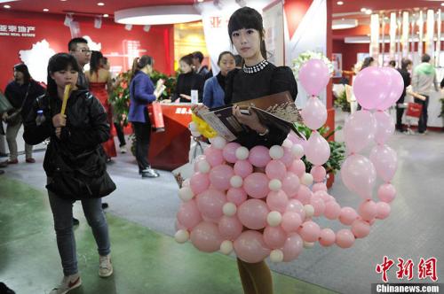 长春房交会销售员穿气球裙子促销