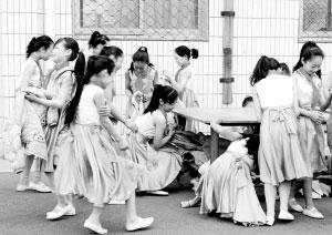 小学生穿夏装表演天气再好也是深秋的北方组图