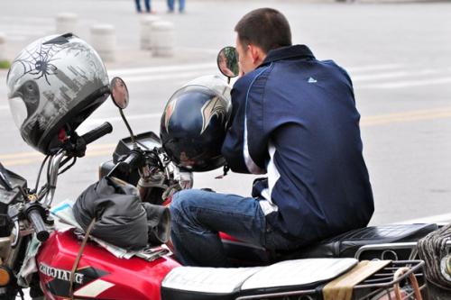 公务员开摩的基层也苦逼 当官升职无路挣钱糊