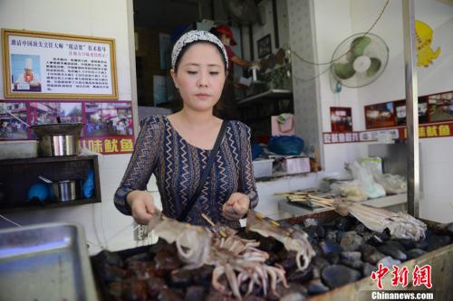 刘涛卖鱿鱼_卖鱿鱼月收入10万