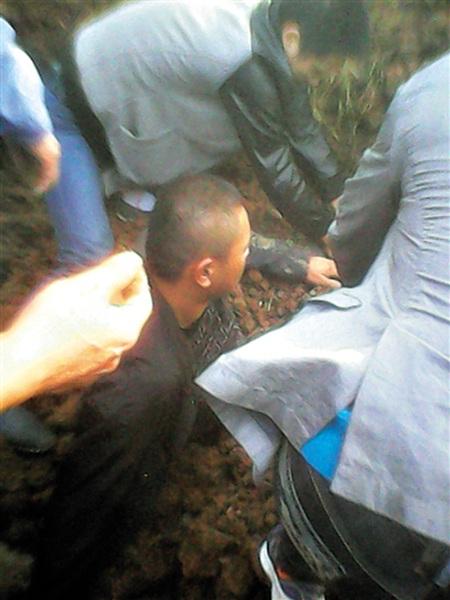 倒土<em>活埋</em>5人书记下旨 如此嚣张残忍令人发指