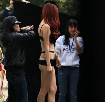 女主播<em>温雅</em>当众换衣服 半裸<em>照片</em>被曝光(组图)-