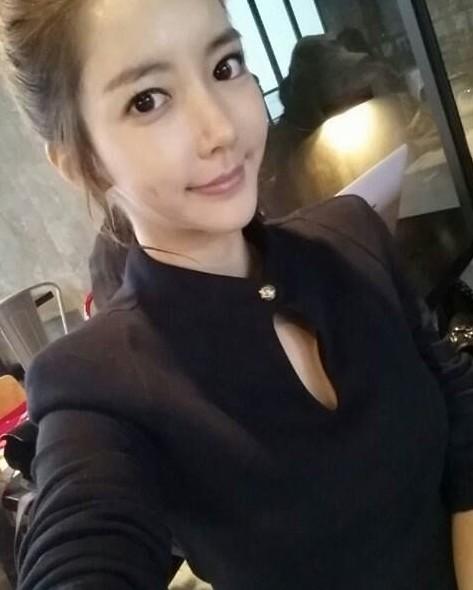 <em>大学美女老师</em>晒性感美照