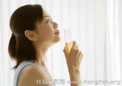 日常食疗养生想要保持<em>身体健康</em>早晚一杯蜂蜜水